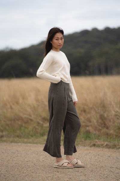 Lilly Pilly Collection 100% organic linen Ivy pants in Khaki