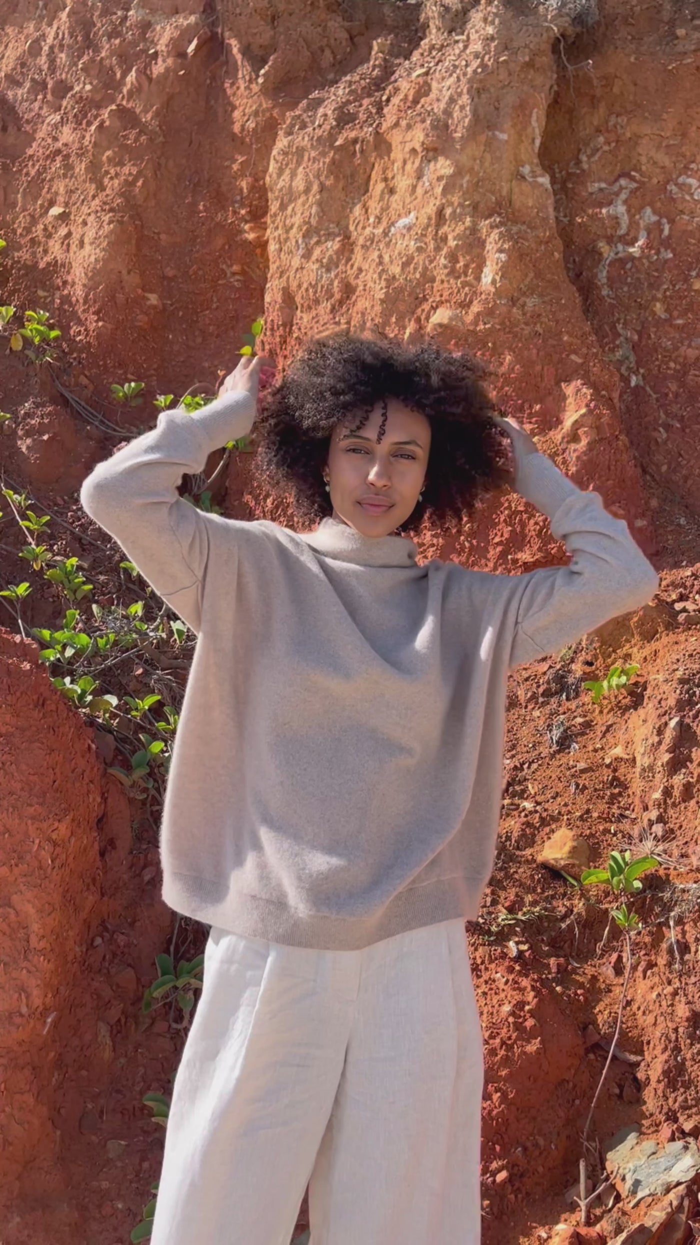 Video of LILLY PILLY Collection Cala Cashmere Tunic made of recycled cashmere in Oatmeal